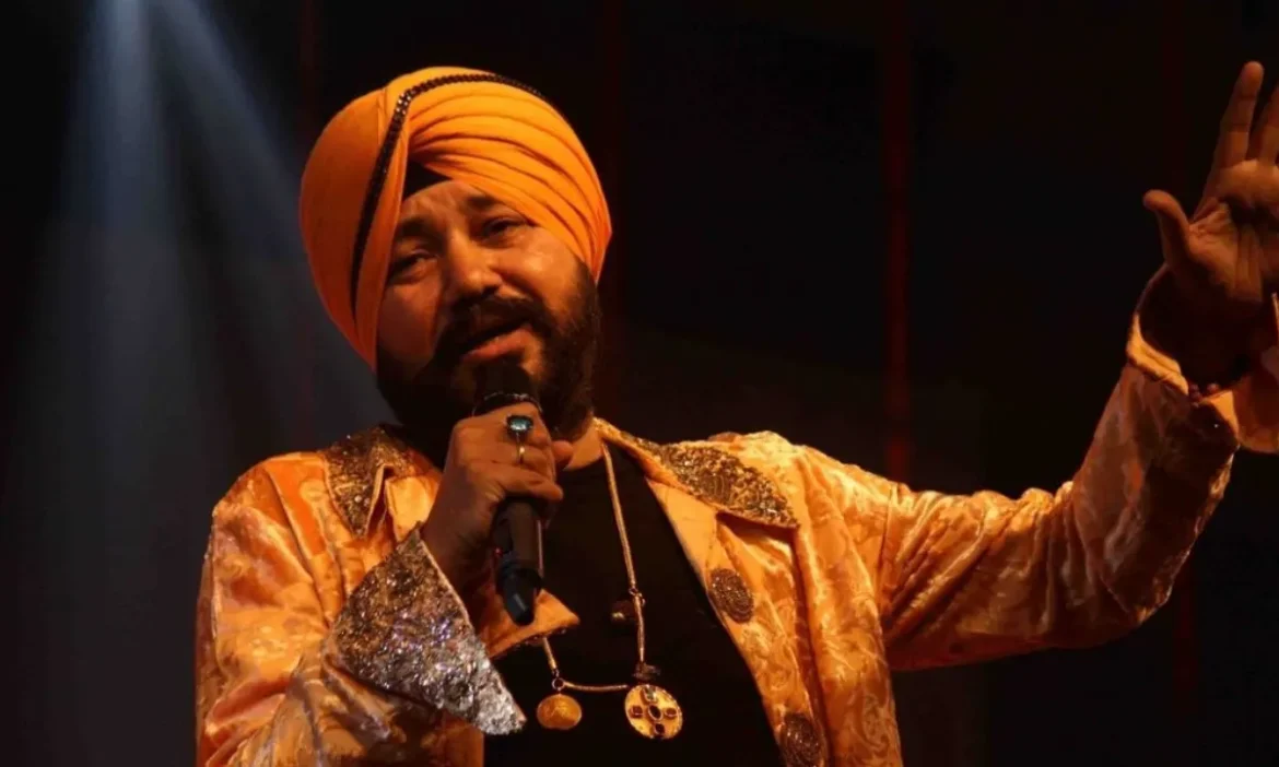 नवरात्रि के कार्यक्रम में Daler Mehndi पर नशे में गाने का आरोप, मंत्री ने मंच पर लगाई फटकार, सपोर्ट में उतरे स्टार्स