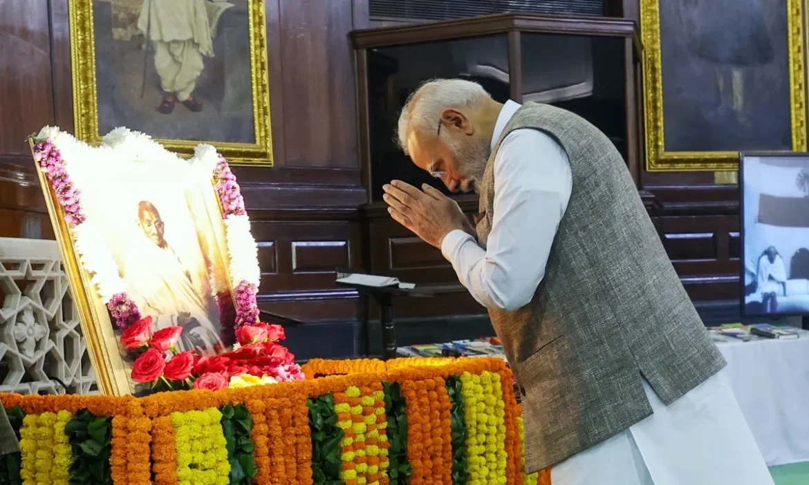 गांधी जयंती पर देश ने किया बापू को नमन, पीएम मोदी ने याद किया शास्त्री का ‘जय जवान, जय किसान’ मंत्र