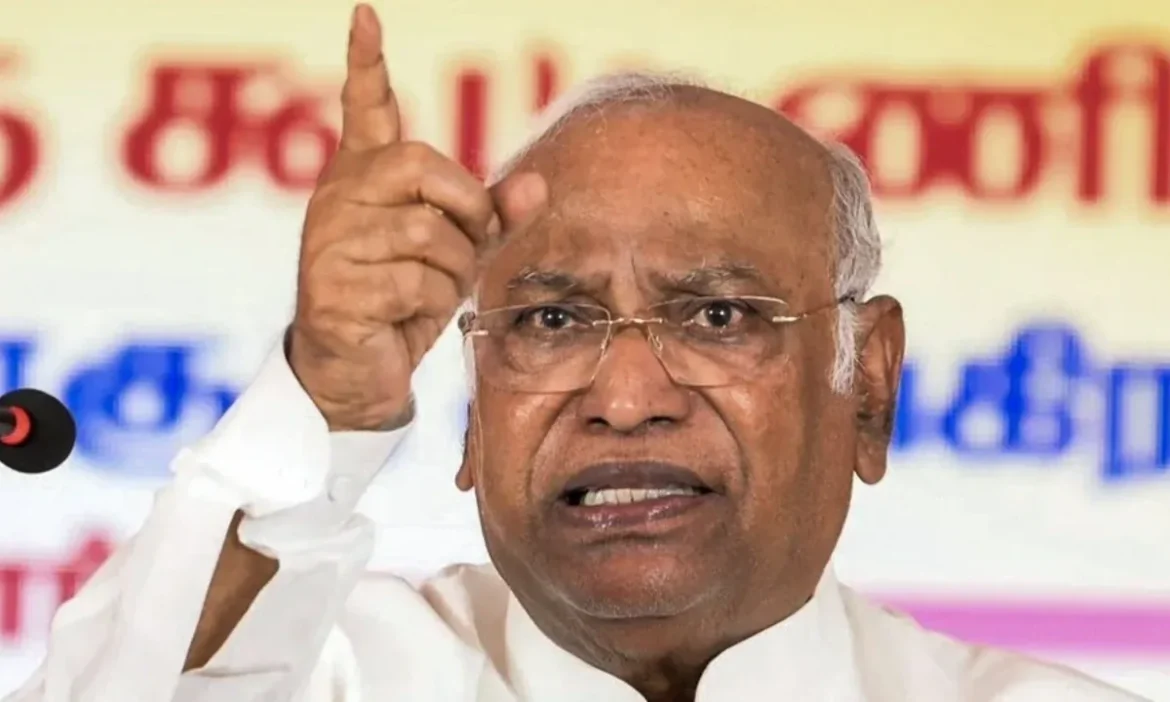 मल्लिकार्जुन खड़गे के भाषण में हंगामा: अशोभनीय बयान पर बढ़ा सियासी पारा, कहा-देश की जनता से झूठ बोलना मोदी की आदत