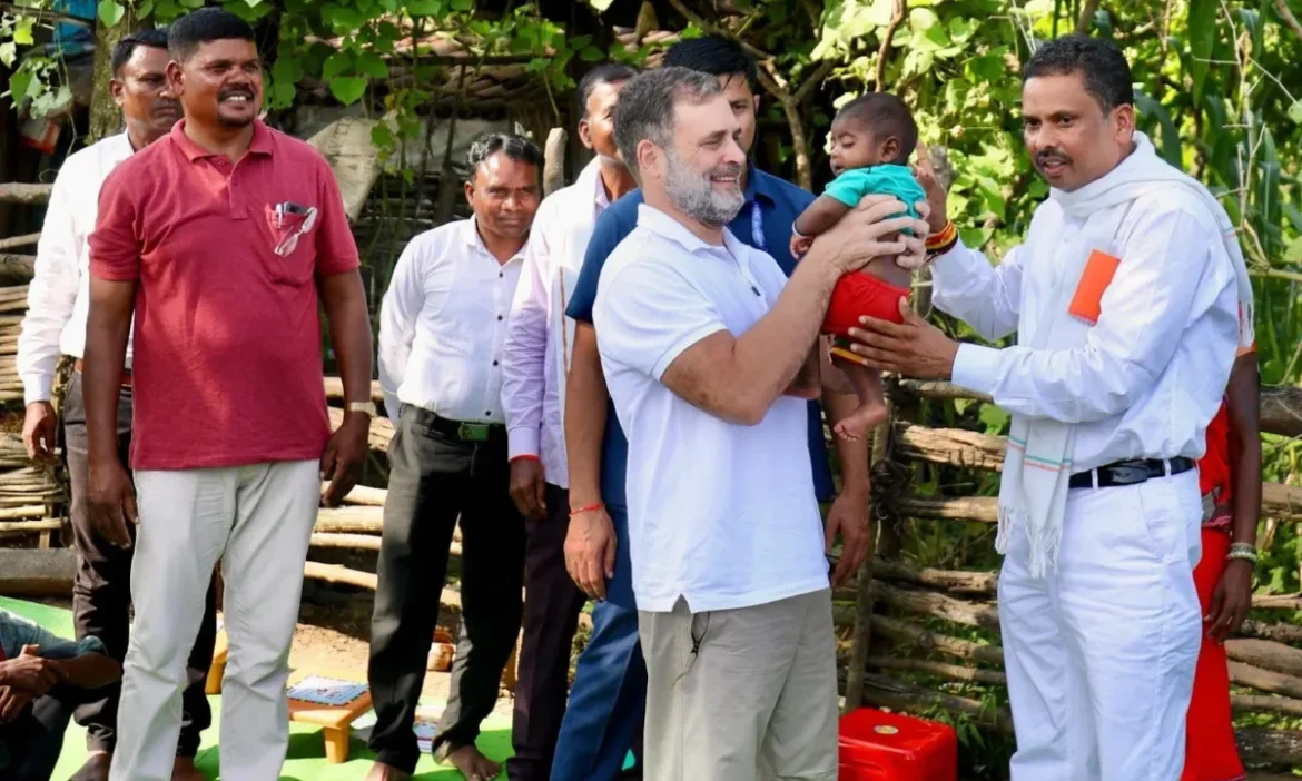MP में बैगा आदिवासियों के बीच पहुंचे राहुल गांधी, मासूमों की मौत पर सरकार को घेरा, बोले- लोकसभा में उठाऊंगा मुद्दा