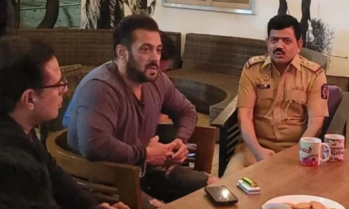 Tiger Shroff पर फायरिंग के बाद बढ़ाई गई Salman Khan के घर की सुरक्षा, बुलेटप्रूफ जैकेट में तैनात पुलिस